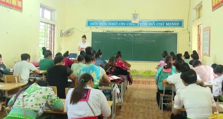 Lớp học xoá mù chữ tại Trường Tiểu học bản Mé. z7220738118618-0ec27722c497be82191e4b1f4c6aa095.jpg