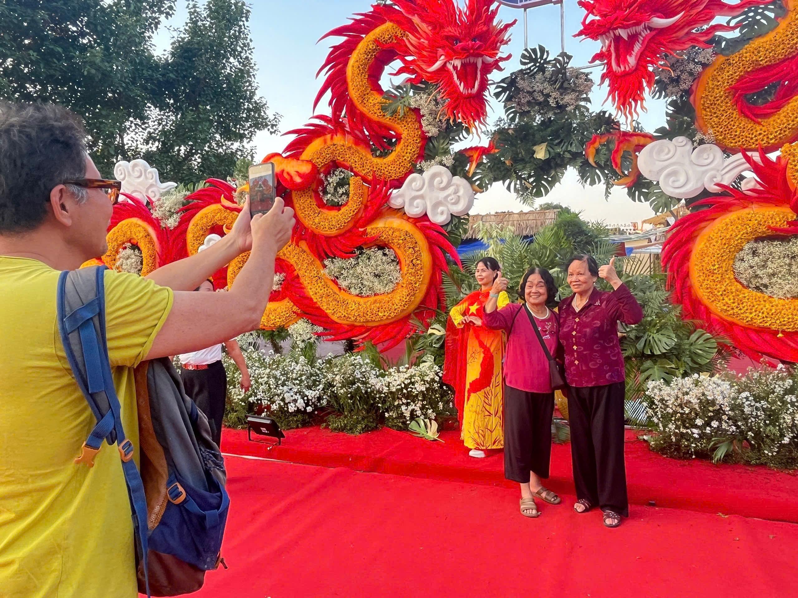 Tiểu cảnh trang trí hình bông cúc vàng khổng lồ đẹp rực rỡ tại Festival Bảo tồn và Phát triển làng nghề 2025. Ảnh: Lê Tuyến