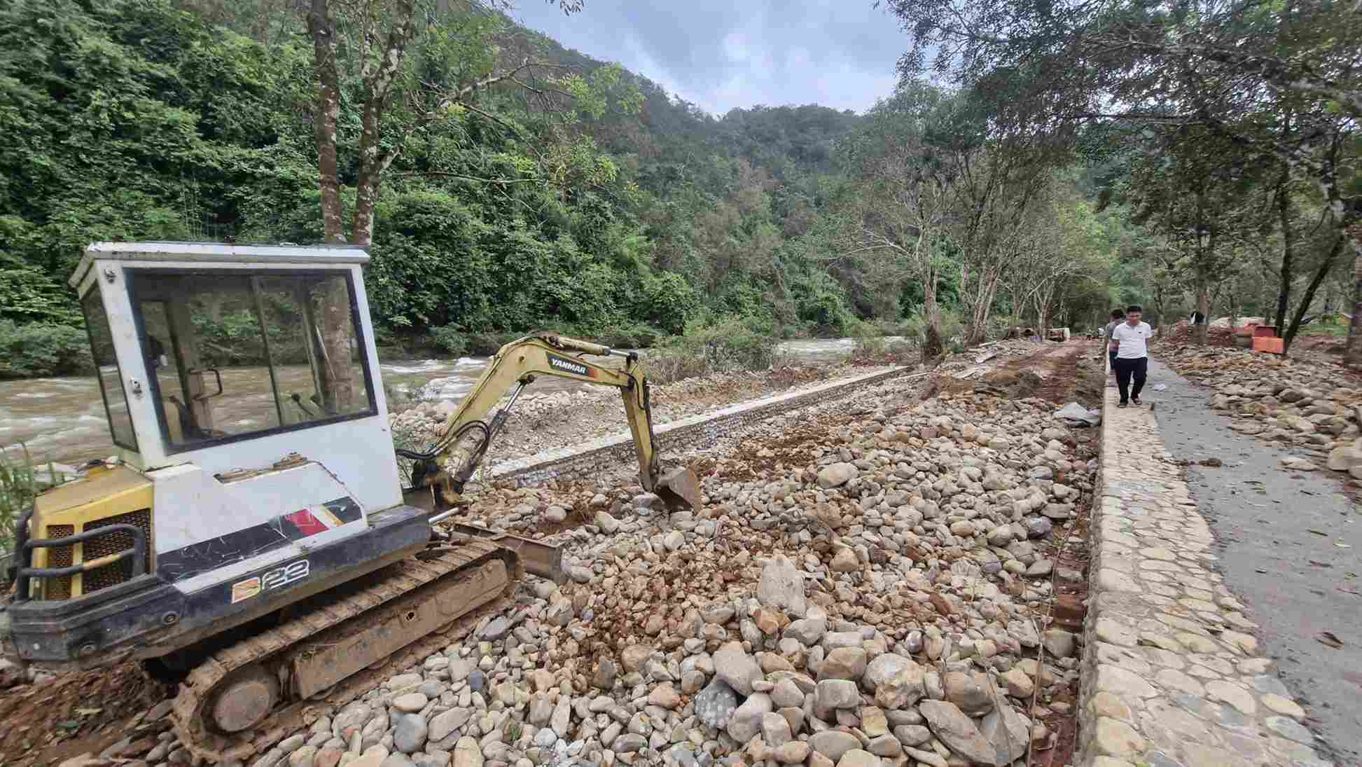Bờ kè do ông Nguyễn Thành Đại lấn chiếm hành lang an toàn sông Đạ Quay. Ảnh: Phúc Khánh
