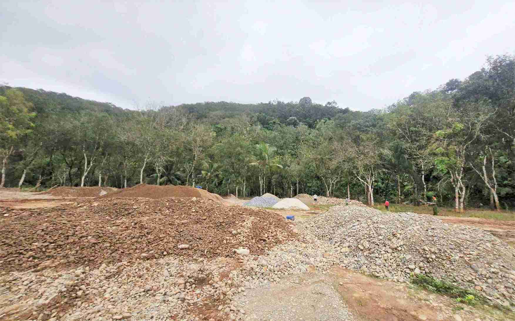 Một khối lượng lớn cát, sỏi đã được khai thác tập kết tại hiện trường. Ảnh: Phúc Khánh