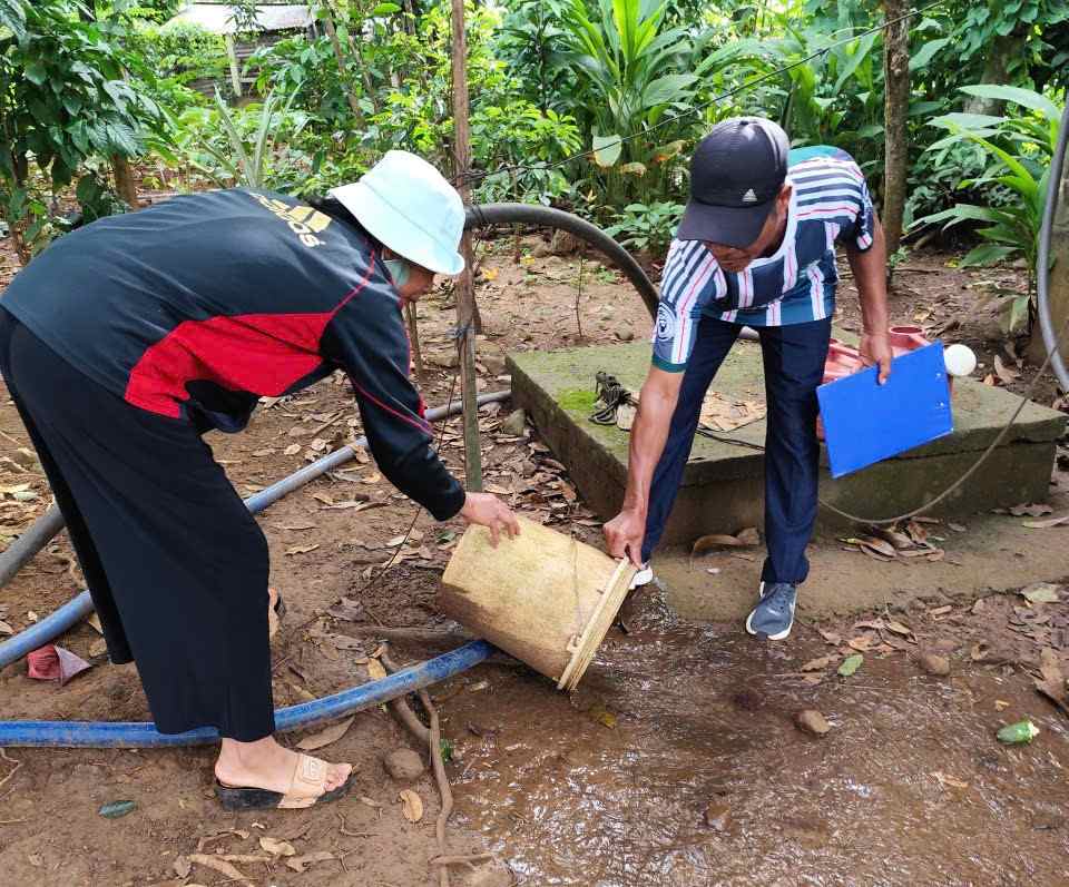 Người dân được hướng dẫn cách phòng chống dịch sốt xuất huyết. Ảnh: Bảo Lâm