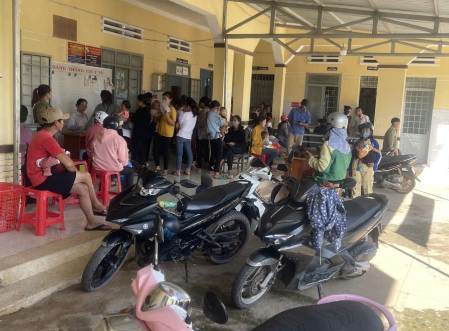 Người dân đến chăm sóc sức khỏe ở Trạm Y tế xã Buôn Đôn. Ảnh: Bảo Lâm