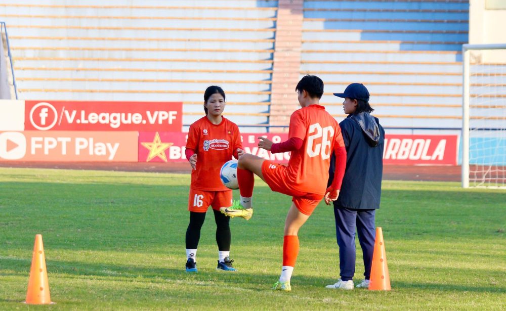 Vũ Thị Hoa và Dương Thị Vân tập hồi phục riêng. Ảnh: VFF