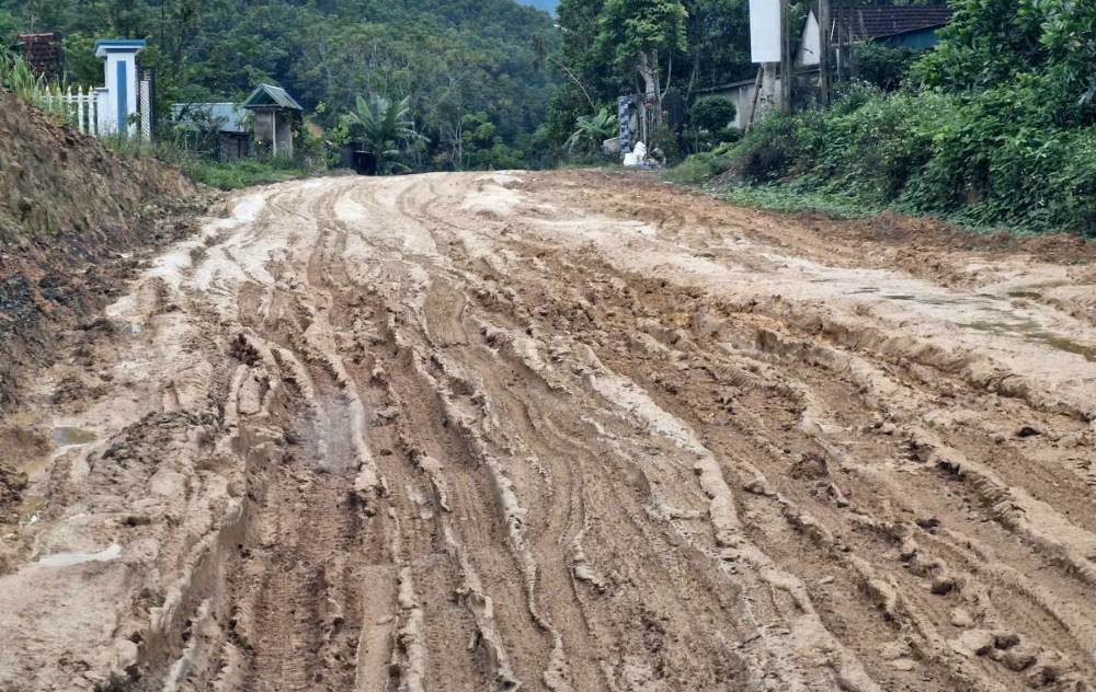 Trên tuyến, nhiều đoạn mặt đường bị biến dạng hoặc phủ đầy bùn đất khiến việc đi lại của người dân gặp nhiều khó khăn. Ảnh: Quách Du