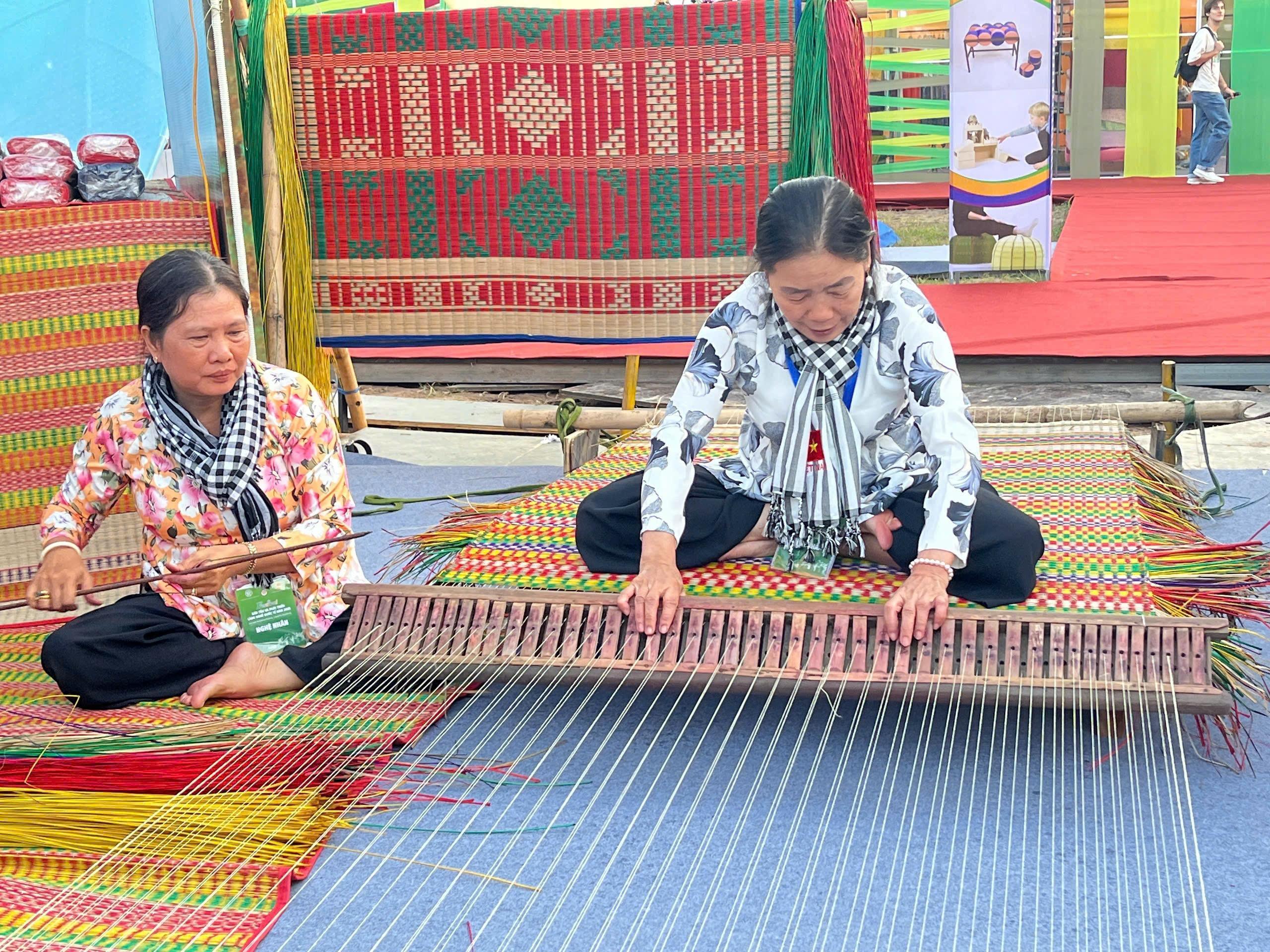 Trải nghiệm nghề dệt chiếu truyền thống. Ảnh: Lê Tuyến