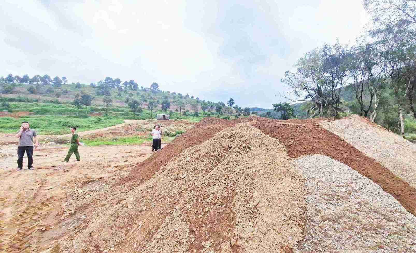 Công an xã Đạ Huoai 2 và các cơ quan liên quan kiểm tra hiện trường khai thác cát, sỏi không phép. Ảnh: Phúc Khánh