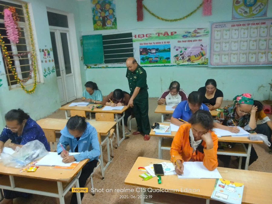 Lớp học xóa mù chữ của thầy Cự Bá Pó. po-4.jpg