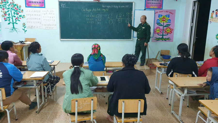 Tiếng giảng bài dạy chữ vẫn vang lên hàng tối ở lớp học này. po-1.jpg