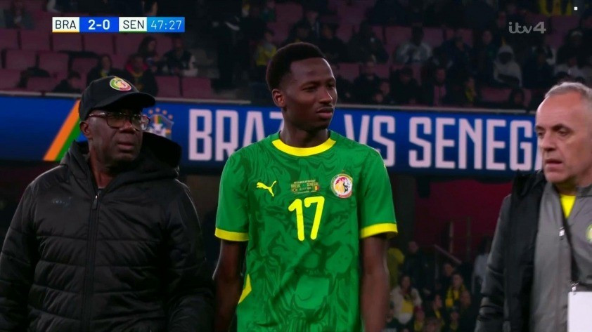Tiền vệ Pape Matar Sarr cũng gặp chấn thương trong trận Senegal thua Brazil 0-2, nguy cơ vắng mặt khi Tottenham làm khách Arsenal ngày 23/11 tới. brazil-3.jpg