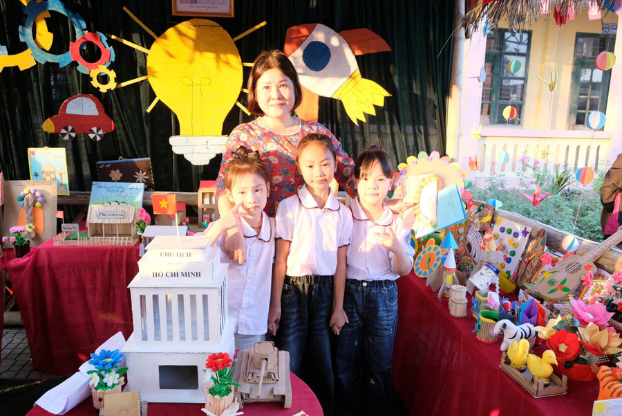 Cô trò hạnh phúc trong không gian do chính mình trang trí. z7226249349407-e319a5581d60bb98861fd60cc464fd44.jpg