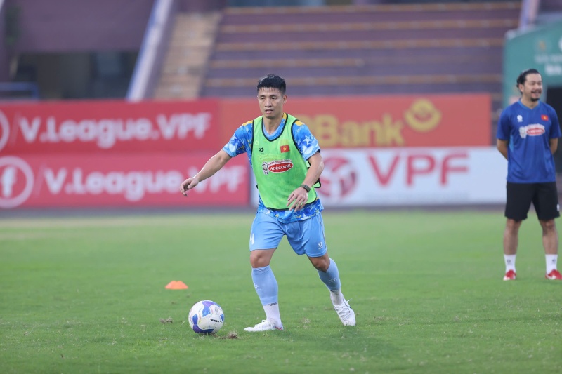 Trung vệ Bùi Tiến Dũng là một trong ba trung vệ kỳ cựu của tuyển Việt Nam. Ảnh: Minh Dân