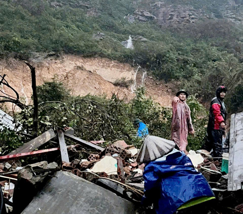 Các ngọn núi gần khu dân cư nguy cơ sạt lở cao. Ảnh: Hoài Luân