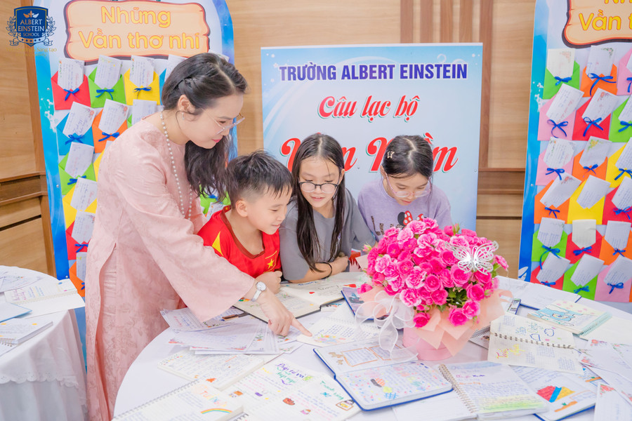 Thầy cô ở Trường Albert Einstein là người đồng hành, phản hồi tích cực giúp học sinh nhận ra năng lực của chính mình. dsc04990.jpg