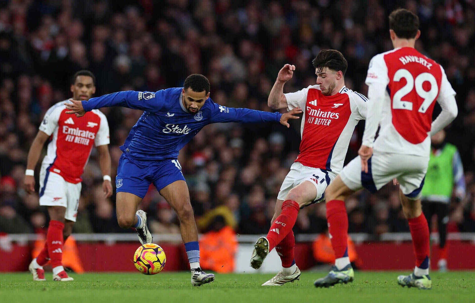 Elliot Anderson có thể là Moises Caicedo hoặc Declan Rice của Man United. Ảnh: AFP