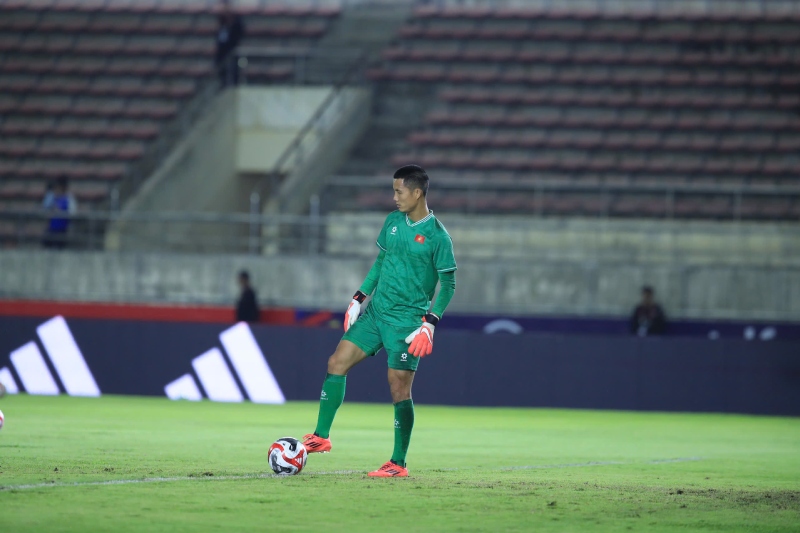 Thủ môn Đình Triệu có thể bắt chính trong trận đấu gặp Lào. Ảnh: Minh Dân