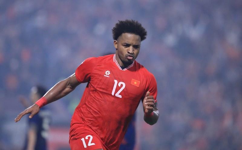 Khán giả chờ đợi màn tái xuất sân cỏ của tiền đạo Nguyễn Xuân Son. Ảnh: Minh Dân