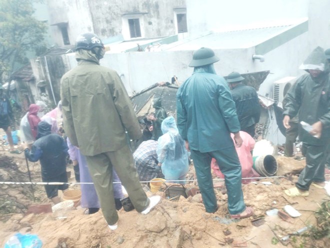 Mưa lũ, sạt lở đất đá vùi lấp nhà dân ở Gia Lai