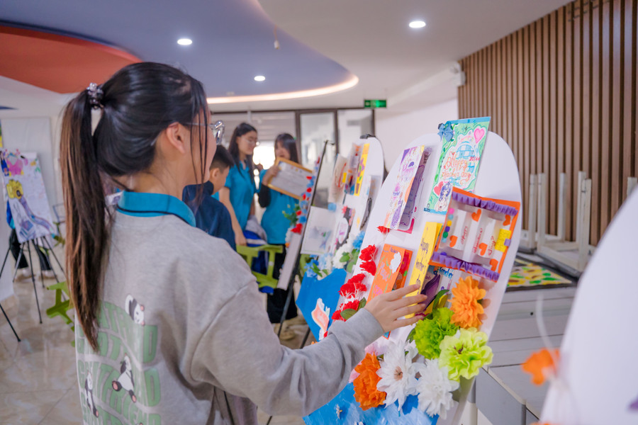 Học sinh Trường Albert Einstein trang trí báo tường chào mừng ngày 20/11. dsc05631.jpg