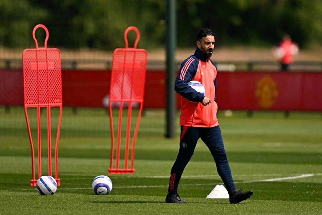 Ruben Amorim chưa thể hài lòng về tuyến giữa của Man United. Ảnh: AFP