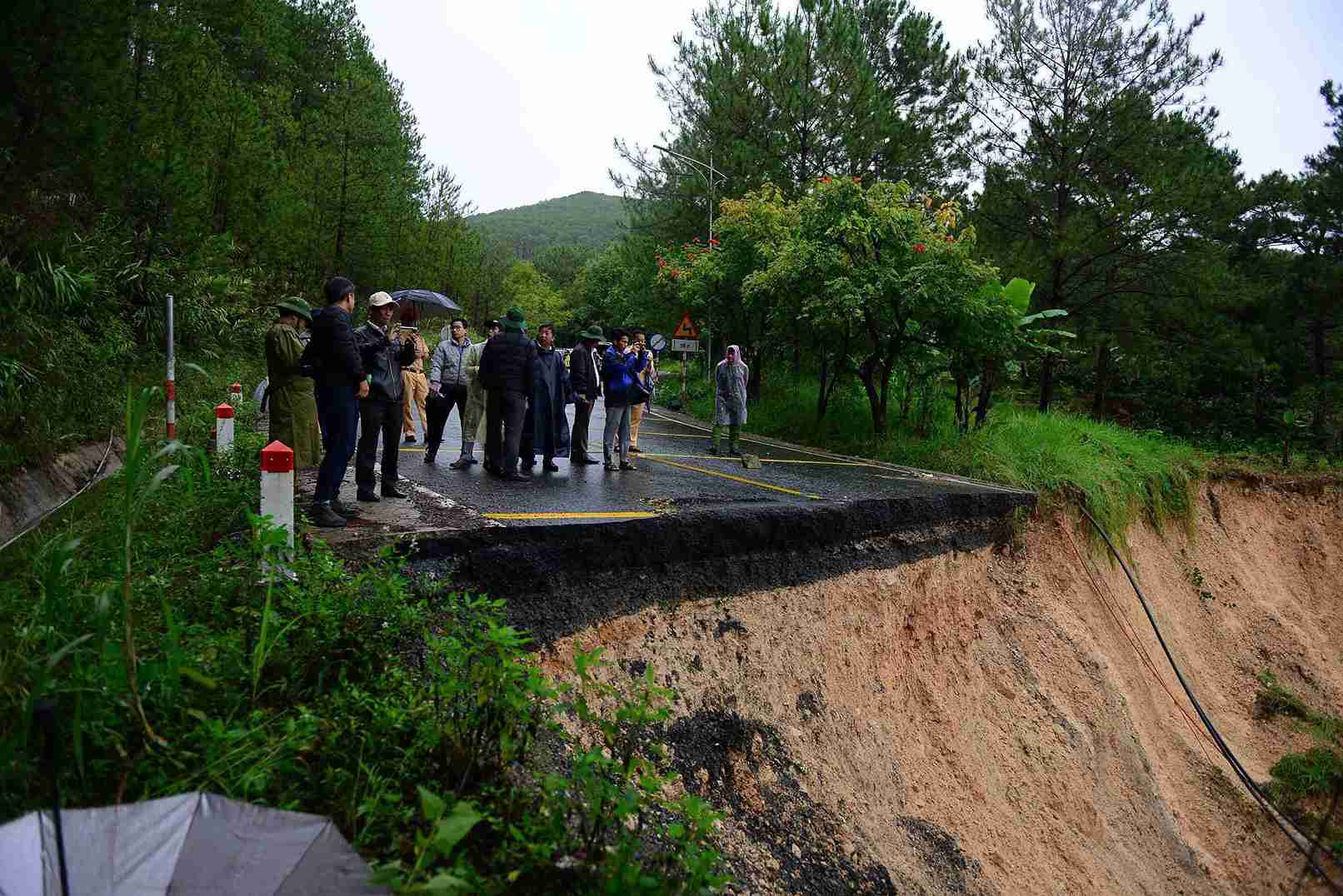Cơ quan chức năng tỉnh Lâm Đồng kiểm tra vị trí sạt lở làm đèo Mimosa gãy đôi. Ảnh: Phúc Khánh