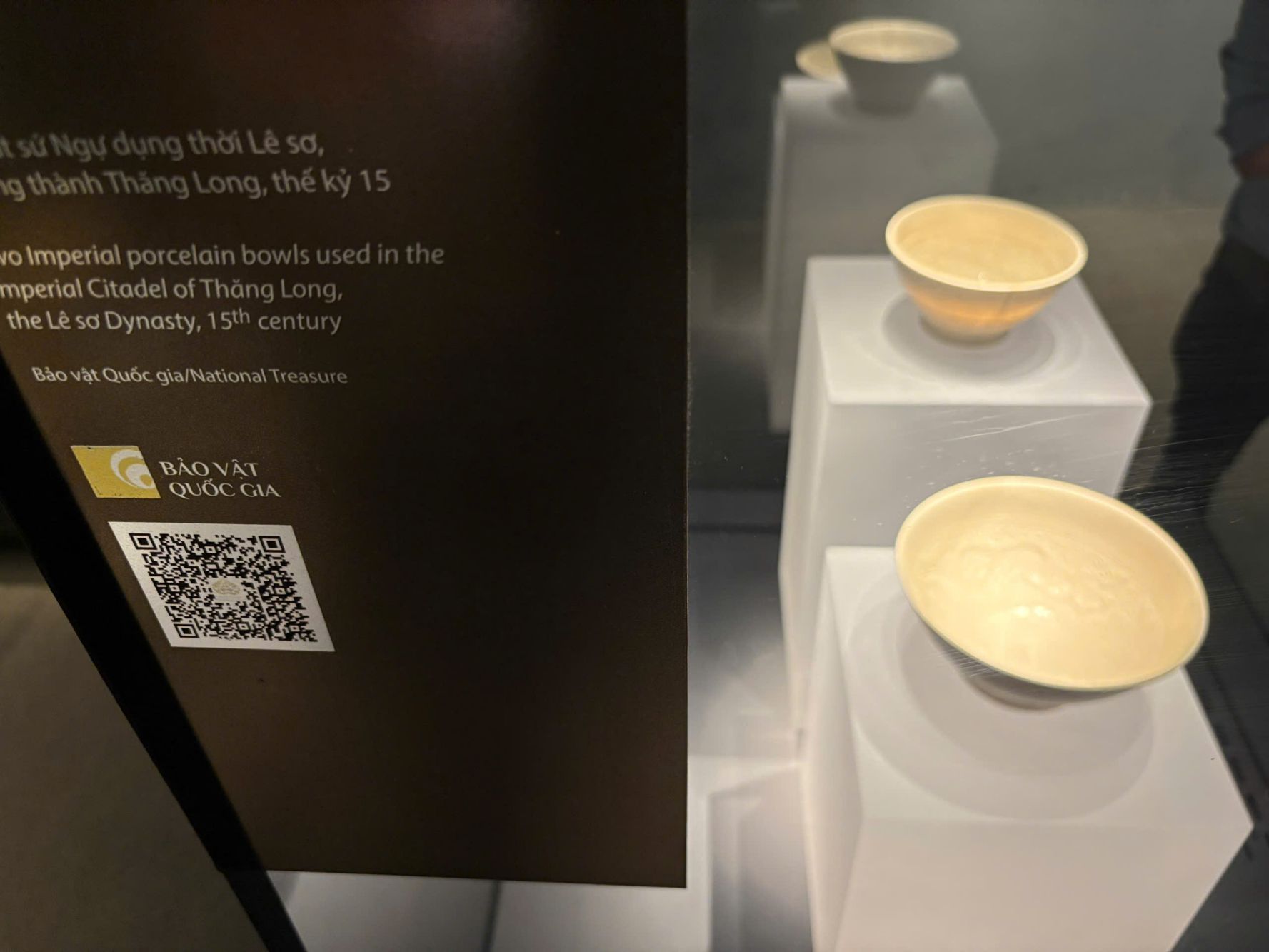 Các bảo vật trưng bày ở Hoàng Thành Thăng Long. Ảnh: Thúy Huyền