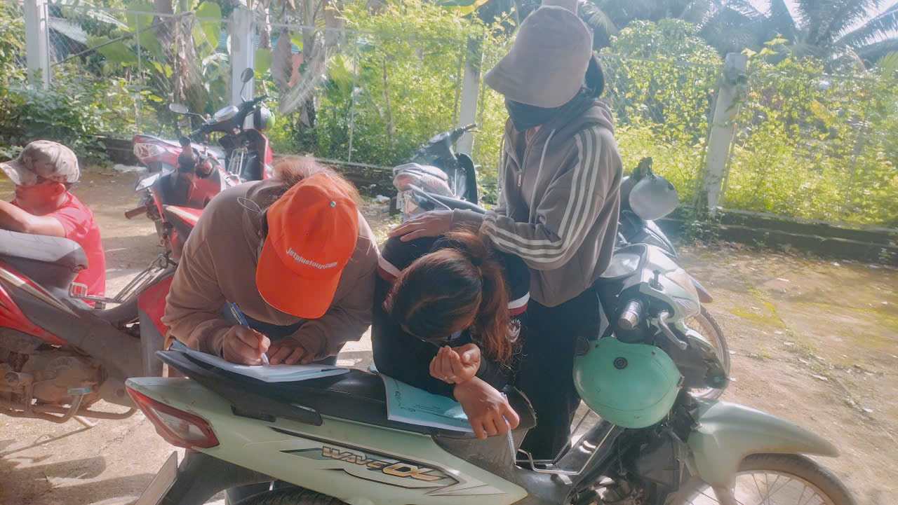 Các học viên điểm danh trước khi học thực hành nghề chăn nuôi. Ảnh: Bảo Lâm