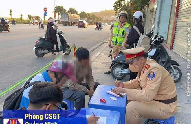 Cảnh sát giao thông xử lý hàng trăm học sinh vi phạm an toàn giao thông