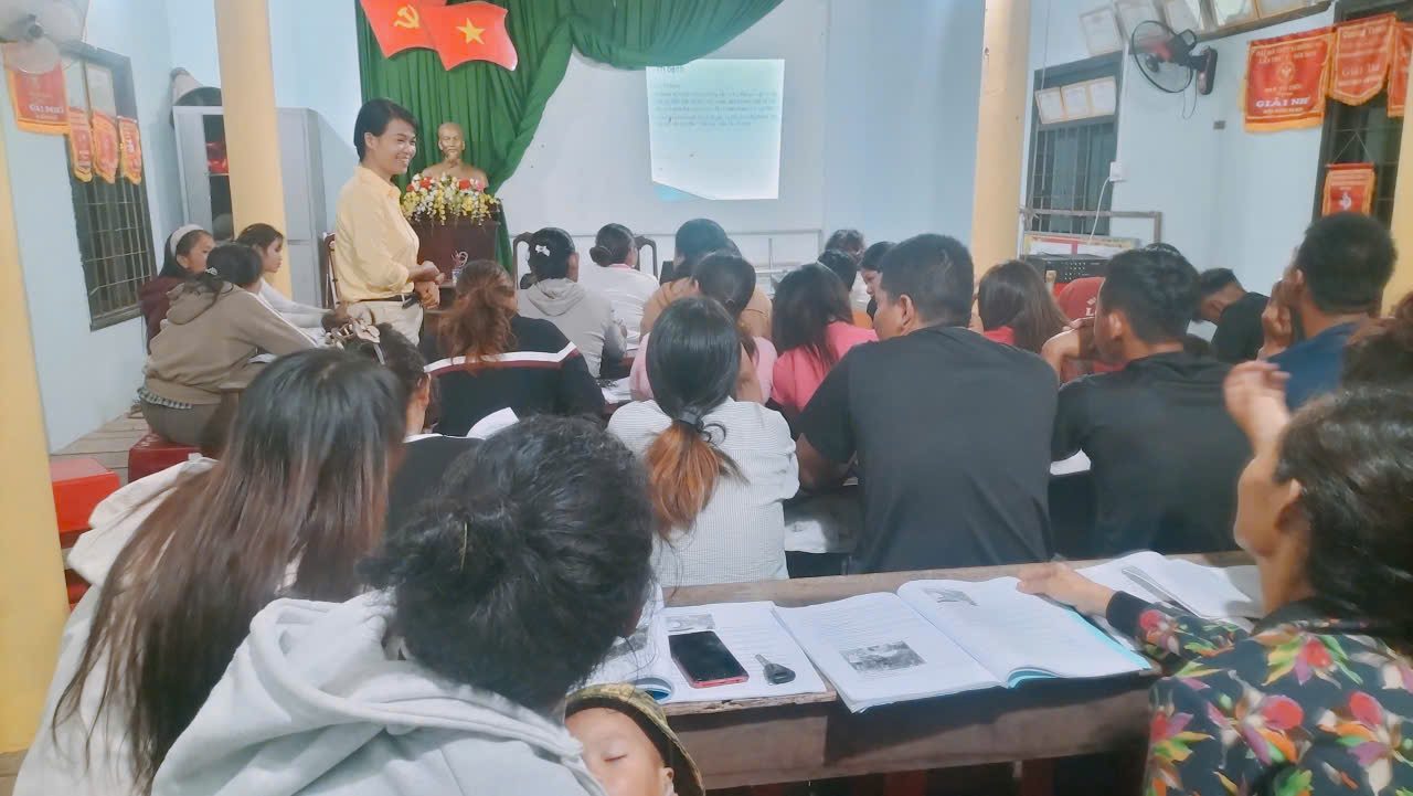 Quang cảnh một buổi học lý thuyết nghề chăn nuôi cho lao động ở xã Buôn Đôn. Ảnh: Bảo Lâm