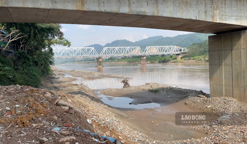 Nước sông thường xuyên dâng cao khiến việc thi công gặp khó khăn. Ảnh: Đinh Đại