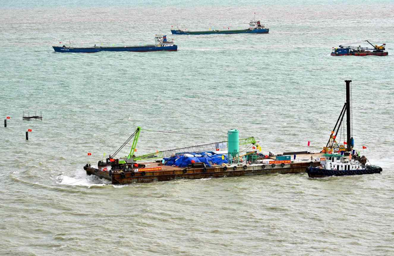 Các đơn vị thi công tăng tốc trên công trường đảo Hòn Khoai, Cà Mau. Ảnh: Văn Đông