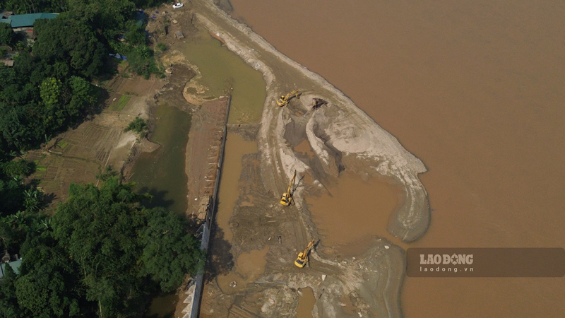 Nhiều máy xúc được huy động để đẩy nhanh tiến độ thi công. Ảnh: Đinh Đại