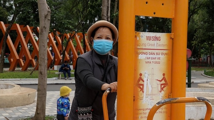 Bà Khuất Thị Dung (phường Cầu Giấy) cũng cho hay, khi mùa đông đến, bà lùi lịch xuống 6h30. Ảnh: Mỹ Linh