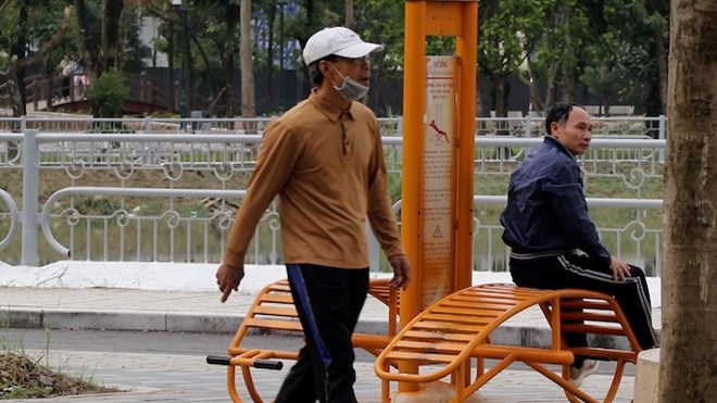 Thời tiết chuyển lạnh, người dân Hà Nội lùi giờ tập thể dục để tránh bệnh hô hấp