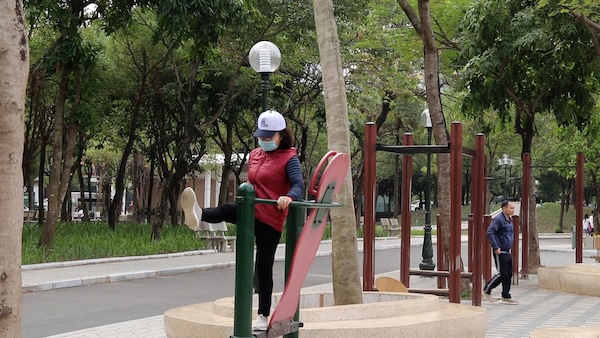 Bà Tạ Thị Hồng Hạnh (phường Cầu Giấy) đã thay đổi hoàn toàn khung giờ tập luyện để bảo đảm sức khỏe. Ảnh: Mỹ Linh