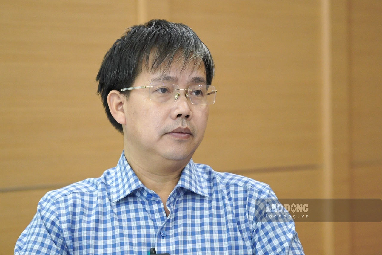 Ông Mai Văn Khiêm cho biết, bão số 15 di chuyển rất chậm. Ảnh: Vũ Linh