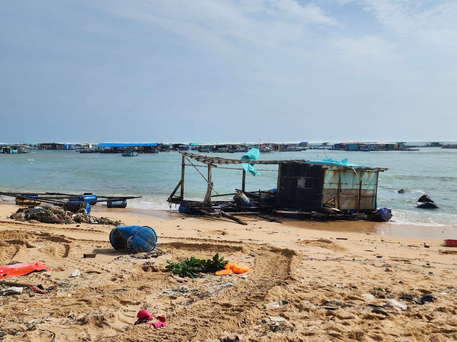 Lồng nuôi hải sản của người dân Phú Quý bị sóng phá hủy.