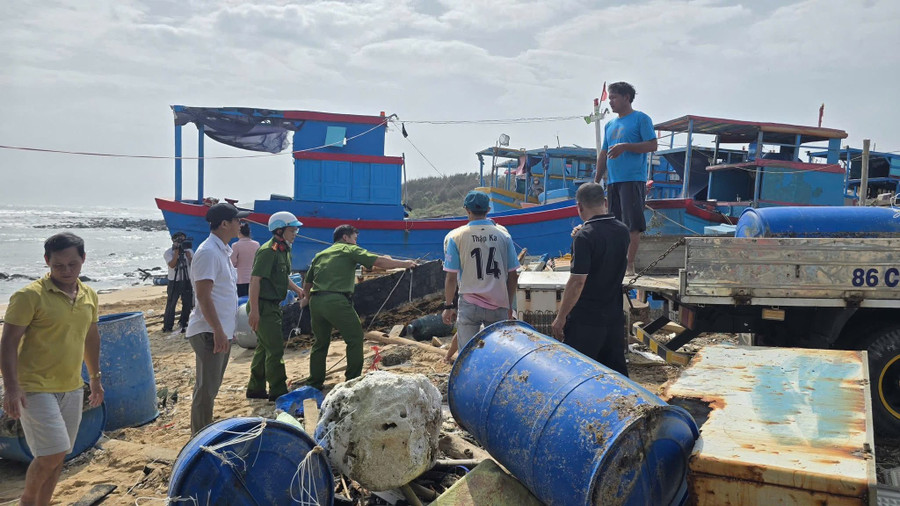 Các lực lượng hỗ trợ người dân đặc khu Phú Quý khắc phục thiệt hại. 590765116-122205239678291619-8427753493736347328-n.jpg