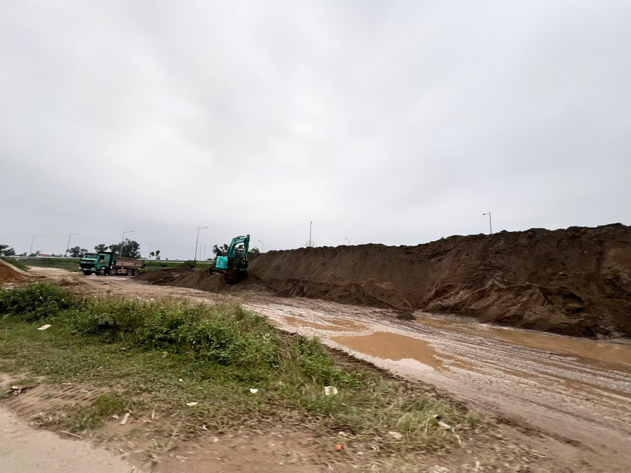 Đơn vị thi công tập kết vật liệu phục vụ dự án tái định cư. Ảnh ND. duong-sat.jpg