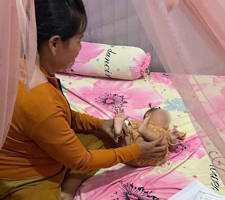 Người dân đã yên tâm về sức khỏe con em vì họ đã được lực lượng y tế hỗ trợ kịp thời. Ảnh: Bảo Lâm