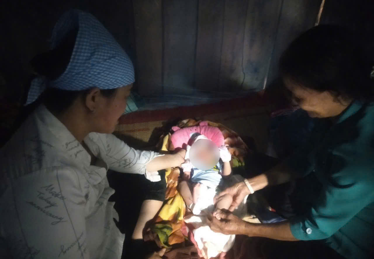 Trẻ em ở các thôn, buôn trên địa bàn được quan tâm, nhắc nhở tiêm chủng đầy đủ. Ảnh: Bảo Lâm