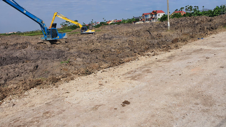 Đơn vị thi công đang phục vụ dự án tái định cư đường sắt tại xã An Khánh. Ảnh ND.