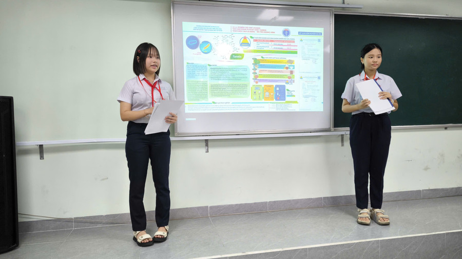 Học sinh trình bày dự án của mình. a46adbbb670aeb54b21b16.jpg