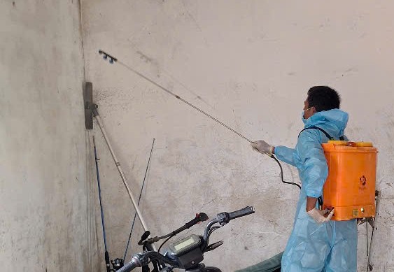 Lực lượng y tế phun hóa chất khử khuẩn ở các vùng có nguy cơ xảy ra dịch bệnh ở xã Buôn Đôn. Ảnh: Bảo Lâm