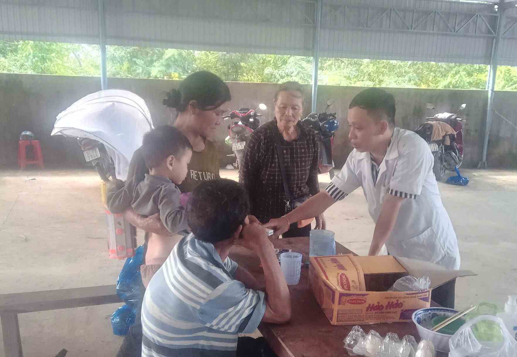 Phụ nữ và trẻ em xã Buôn Đôn được tư vấn dinh dưỡng, cải thiện thể chất. Ảnh: Bảo Lâm