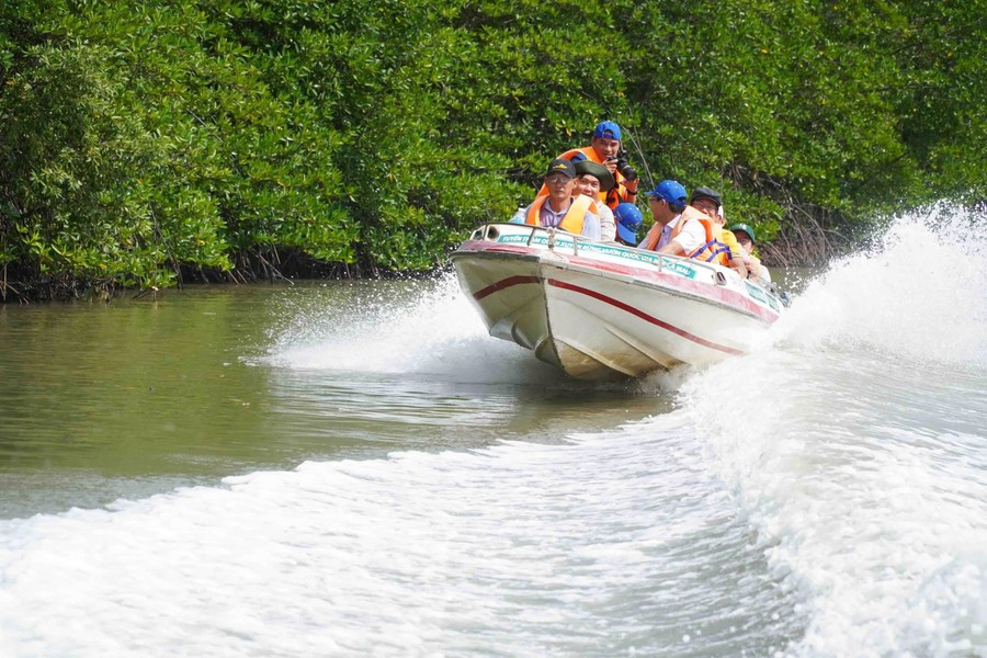 Du khách tham quan Vườn Quốc gia Mũi Cà Mau bằng canô. du-lich-3.jpg