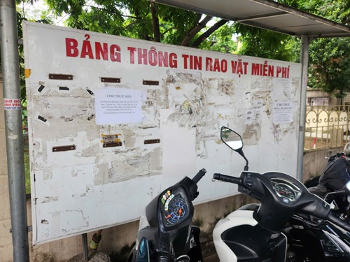 Một biển quảng cáo trên đường Hồ Tùng Mậu (Hà Nội) bị chiếm dụng làm chỗ để xe. Ảnh: Minh Hạnh