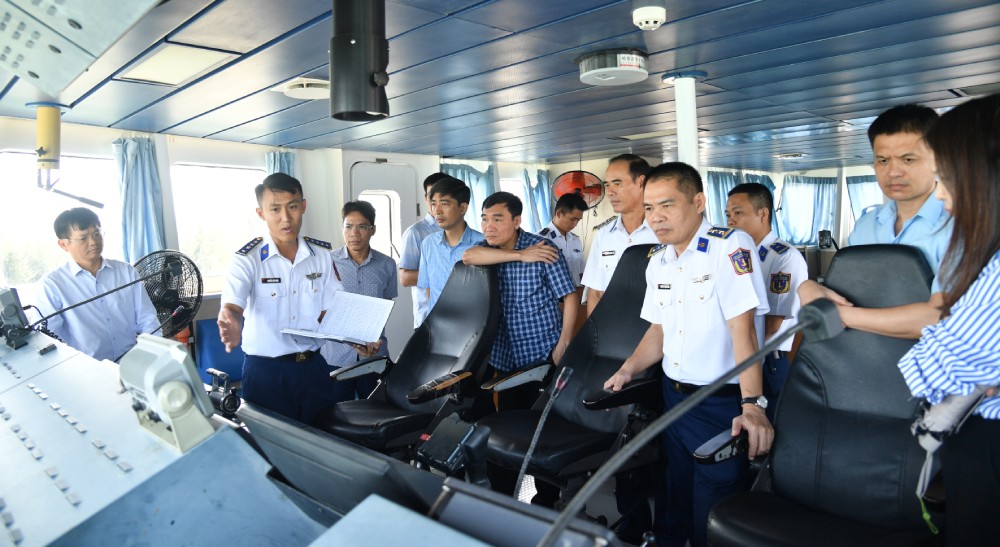 Đoàn Thanh tra tham quan thực tế tại Tàu CSB 9003, Hải đội 401, BTL Vùng Cảnh sát biển 4. Ảnh: BTL Vùng CSB4