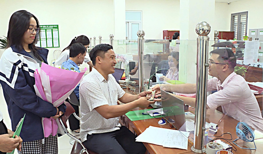 Em Nguyễn Thanh Loan là 1 trong 6 trường hợp đầu tiên tại tỉnh Hưng Yên đã được giải ngân theo chương trình cho vay học ngành STEM. (ảnh: Thế Anh)