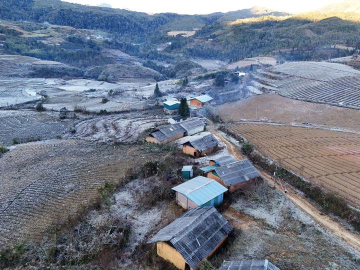 “Nóc nhà” Y Tý vốn là một địa điểm “săn tuyết” nổi tiếng với cộng đồng trekking mỗi độ đông về. Trong ngày 30.11, nhiệt độ dưới 0 độ C, tuyết rơi trắng xóa tại Y Tý tạo khung cảnh tuyệt đẹp