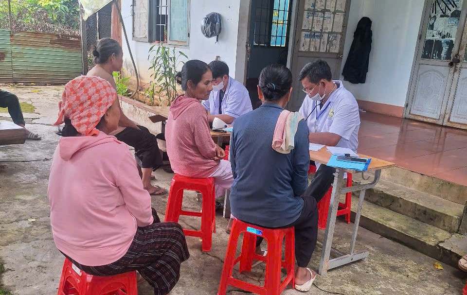 Người dân ở các thôn, buôn tại xã Buôn Đôn được khám, chăm sóc sức khỏe. Ảnh: Bảo Lâm